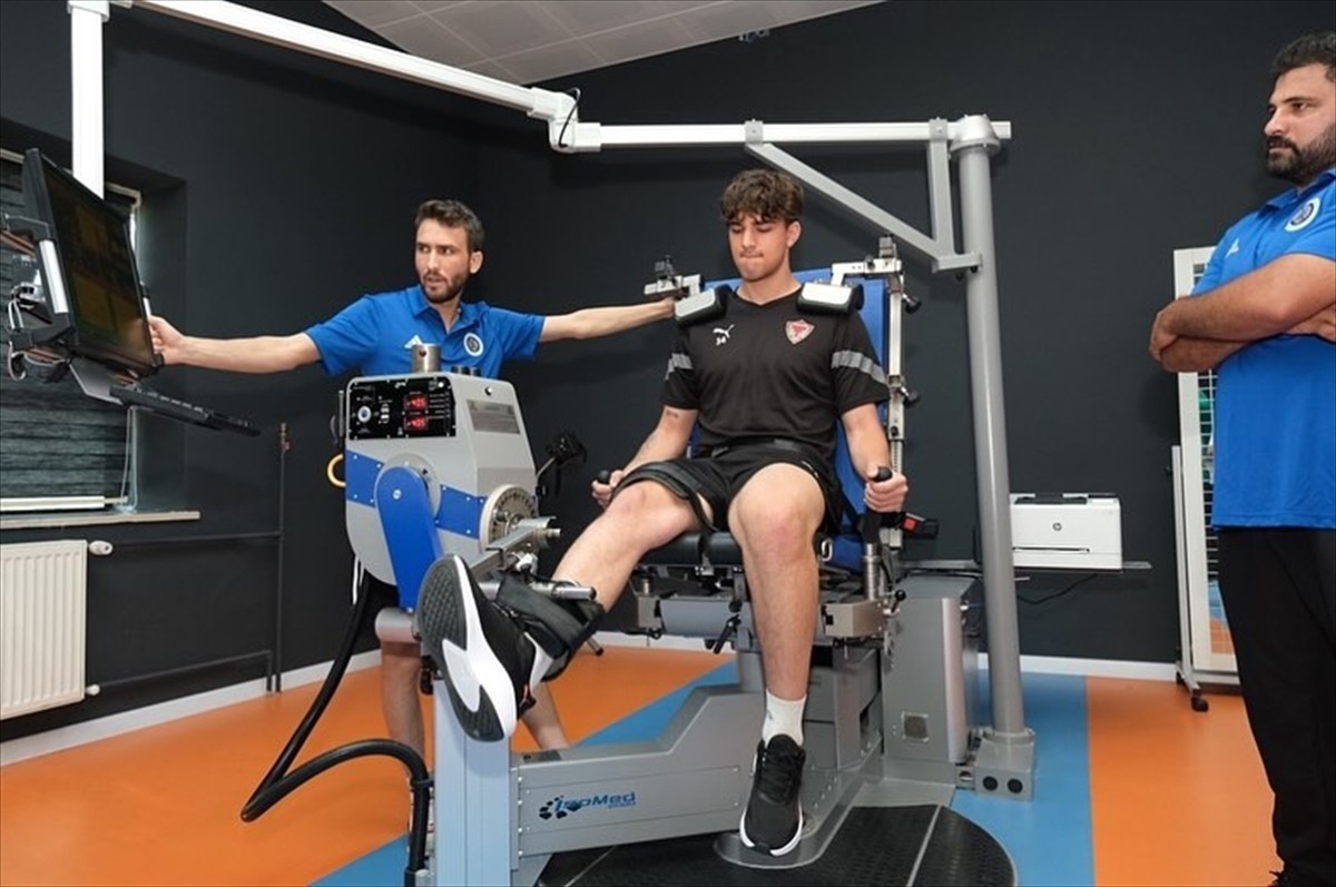 Erzurum'da yeni sezon hazırlıklarını sürdüren futbolcular, Atatürk Üniversitesi Performans Ölçüm...