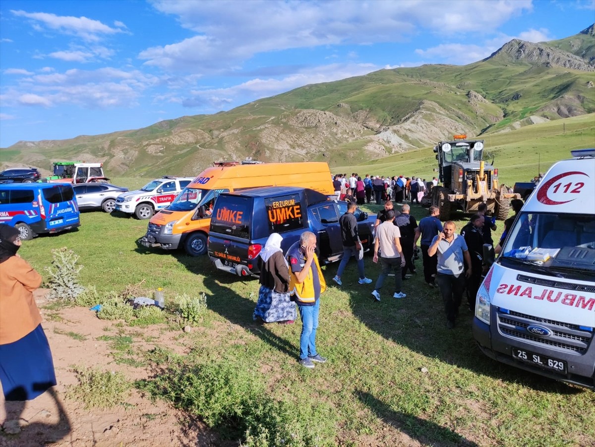 Erzurum'un Horasan ilçesinde gölete giren 4 çocuktan 1'i kayboldu, diğerleri kurtarıldı.