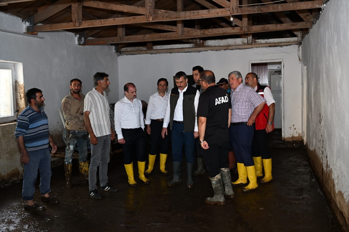 Erzurum'un Oltu ilçesindeki 3 mahallede etkili olan sel ev, ahır ve ekili alanlara zarar verdi....