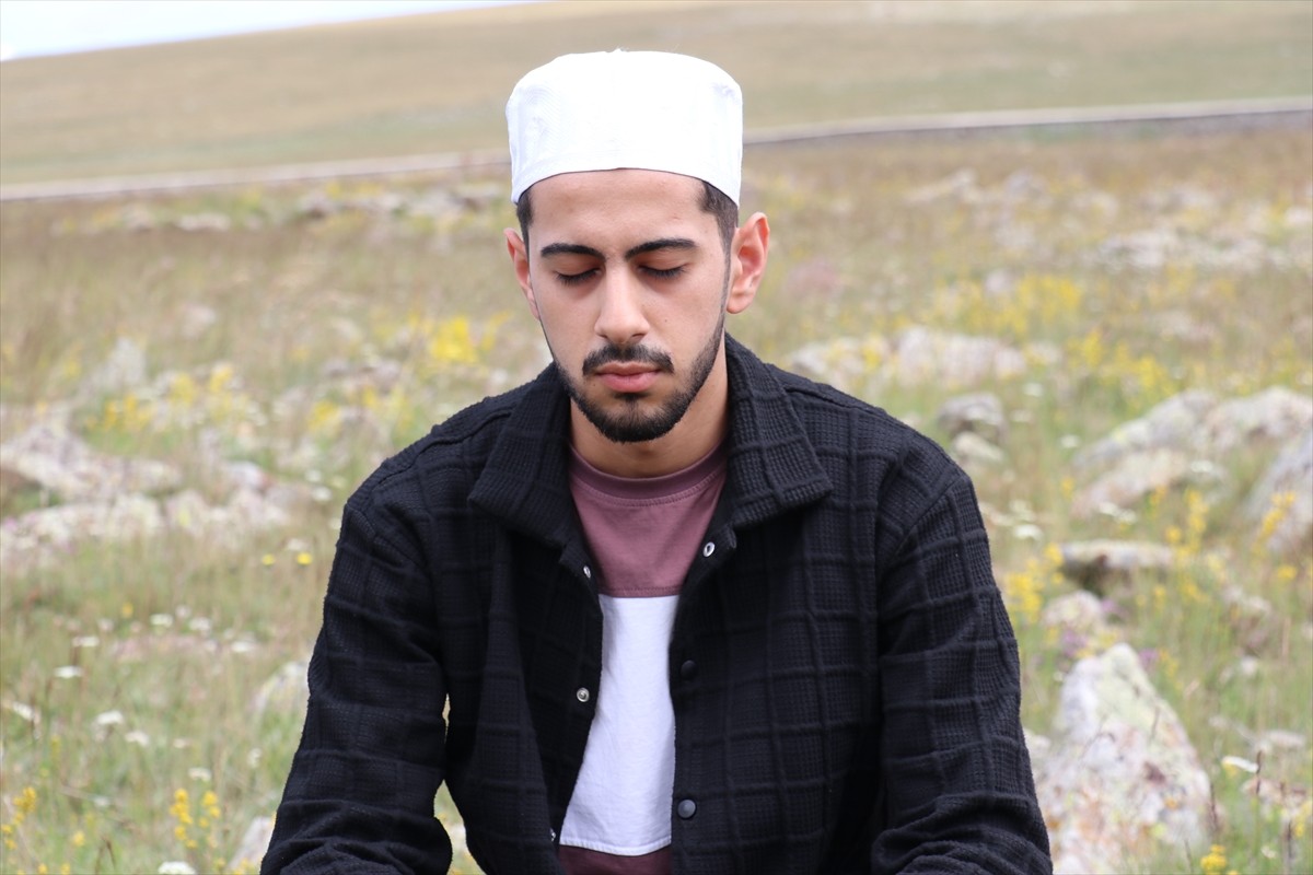 Erzurumlu hafızlar Ebubekir Kaçan ile Abdurrahman Polat, 2 bin 600 rakımdaki Dumlubaba...