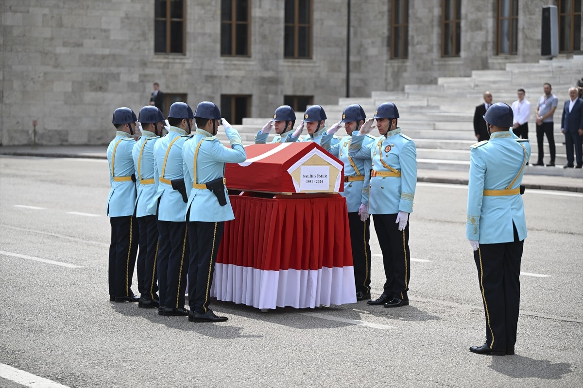 Eski Devlet Bakanı Salih Sümer için Meclis'te cenaze töreni düzenlendi. Ankara'da tedavi gördüğü...