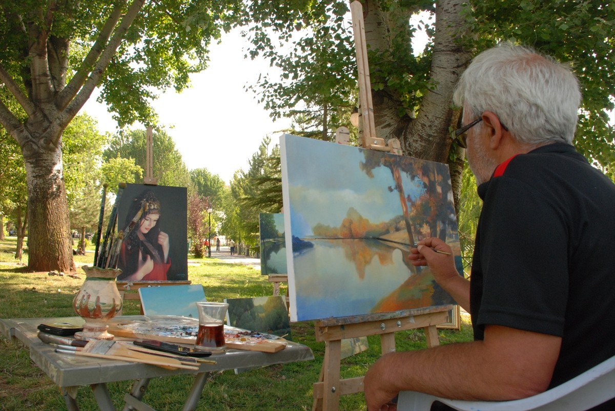 Eskişehir'de yaşayan emekli sınıf öğretmeni Metin Kaplan, çocukluğundan gelen resim tutkusunu...