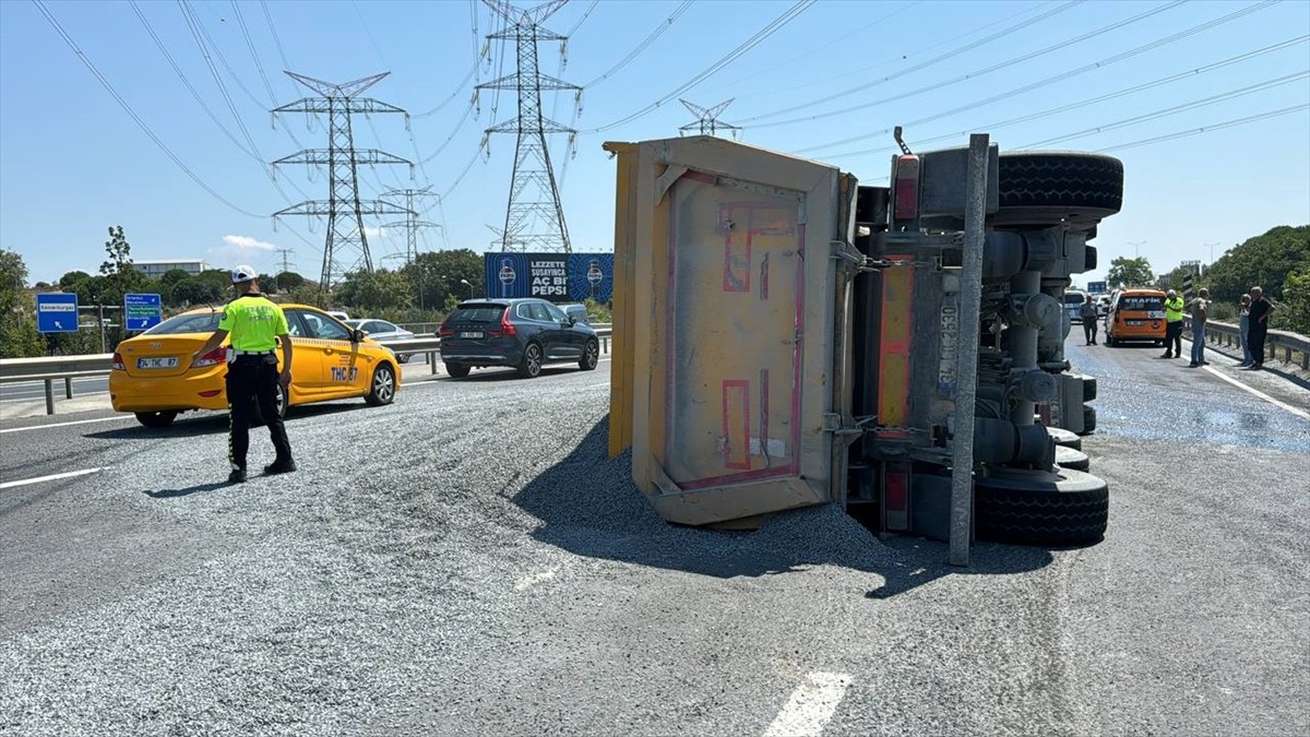  Eyüpsultan'da mıcır yüklü hafriyat kamyonunun devrilmesi sonucu sürücü hafif yaralandı. Kamyonun...