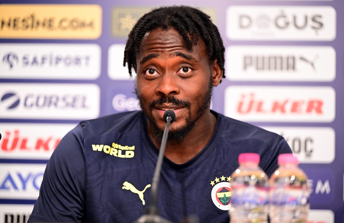 Fenerbahçe'nin savunma oyuncusu Bright Osayi-Samuel, Can Bartu Tesisleri'nde düzenlenen basın...