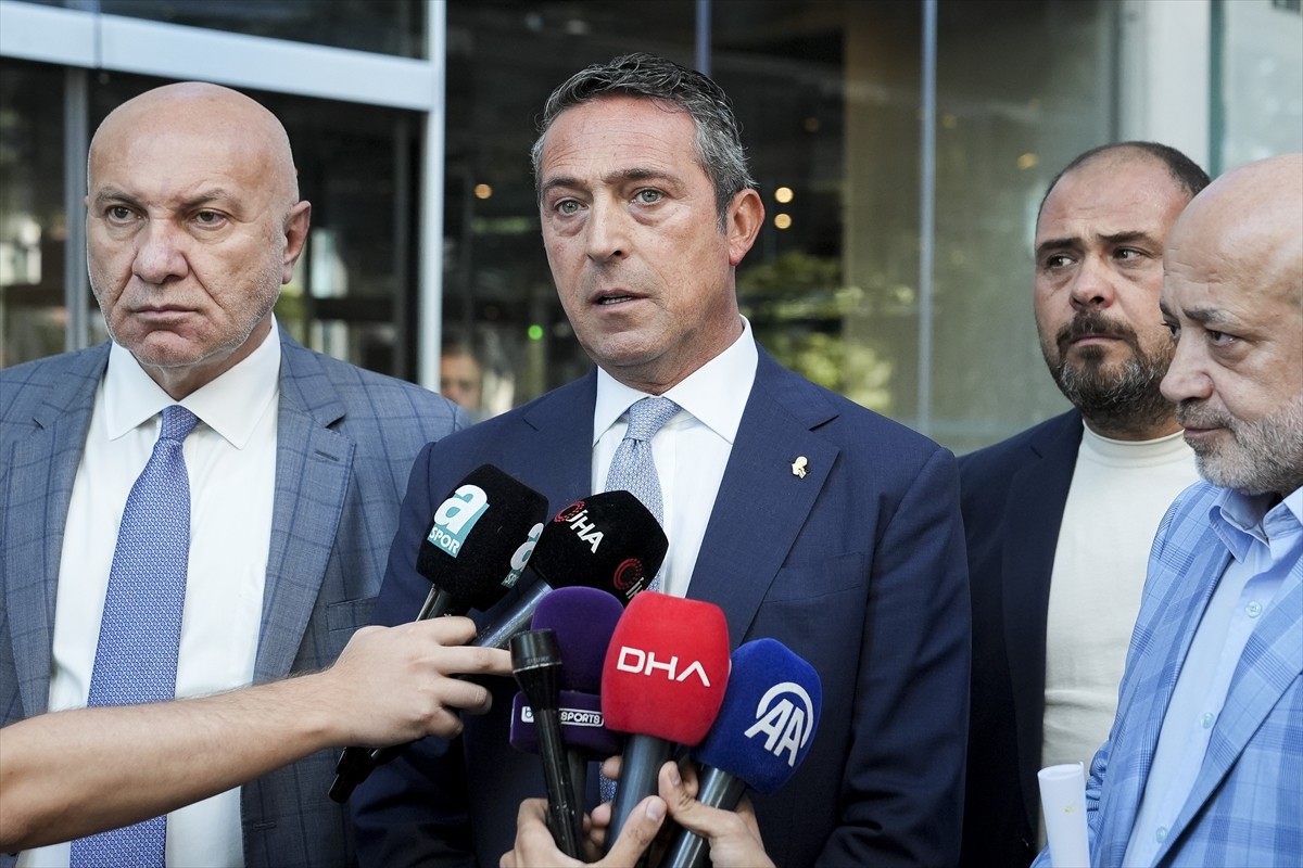 Fenerbahçe Kulübü Başkanı Ali Koç (sol 2), Kulüpler Birliği Vakfına, Maslak'taki vakıf merkezinde...