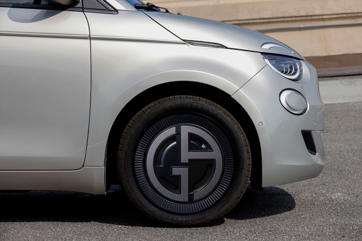 Fiat ve Giorgio Armani, "FIAT 500e Giorgio Armani" adlı özel otomobil serisi için işbirliği...