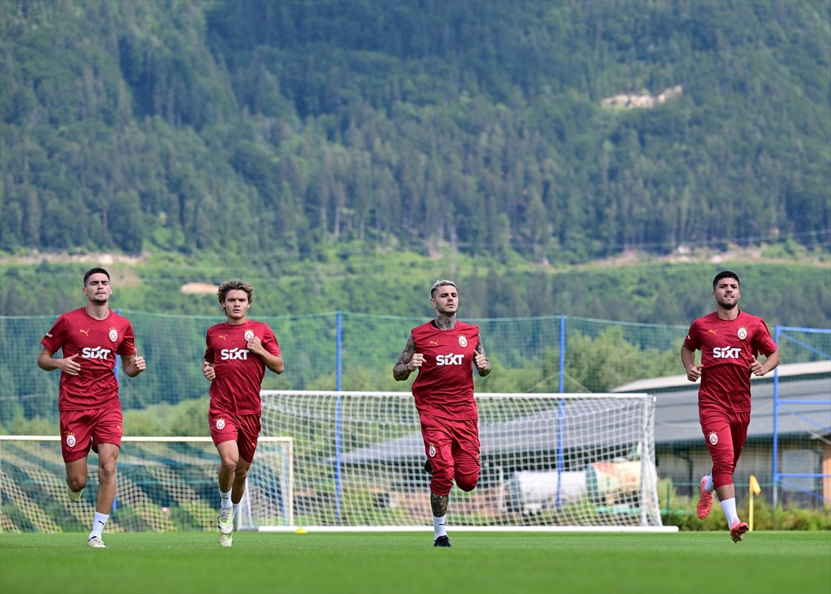 Galatasaray Futbol Takımı, yeni sezon hazırlıklarına Avusturya kampında yaptığı antrenmanla devam...