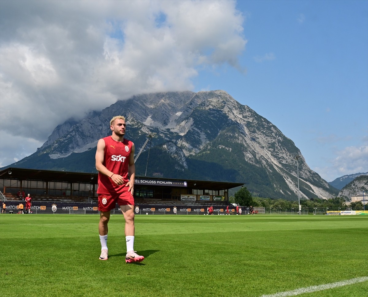 Galatasaray Futbol Takımı, yeni sezon hazırlıklarına Avusturya kampında yaptığı antrenmanla devam...