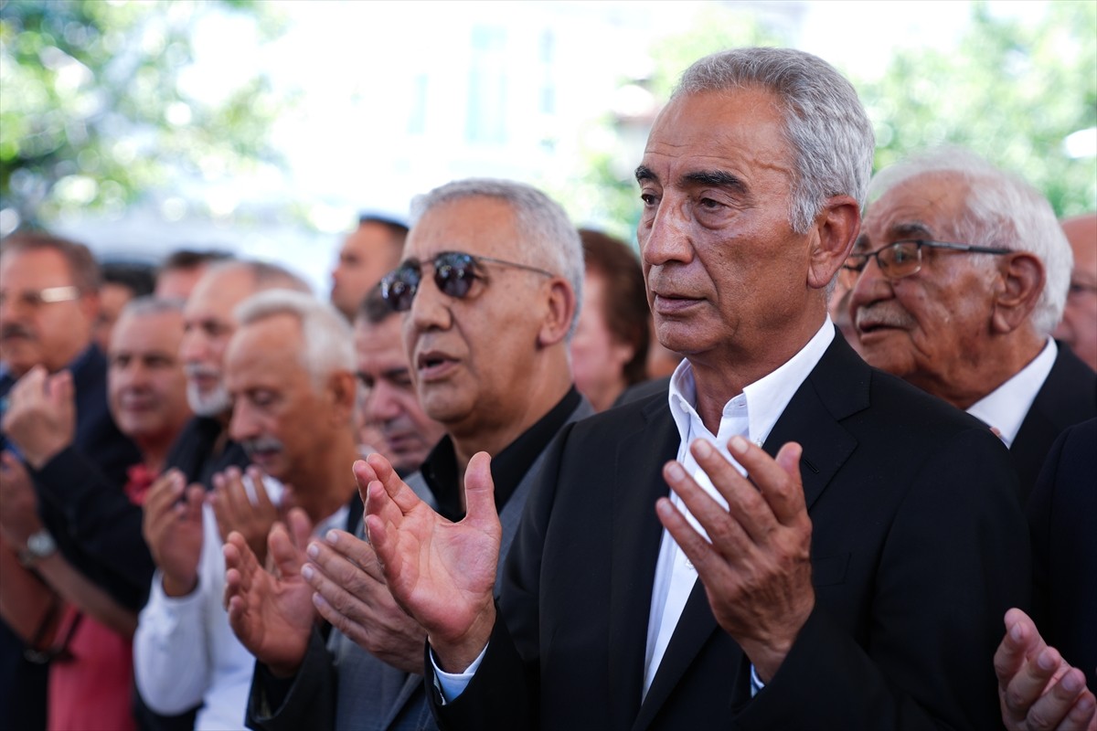 Galatasaray Kulübünün eski başkanlarından Adnan Polat'ın babası İbrahim Polat, son yolculuğuna...