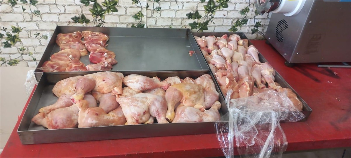 Gaziantep'in Şehitkamil ilçesinde gerçekleştirilen denetimlerde, son kullanma tarihi geçmiş ürün...