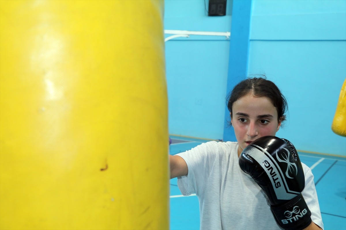 Geçen sene Avrupa üçüncüsü olan milli boksör Saliha Ceylin Pehlivan (sol 3), Bosna Hersek'te 1-11...