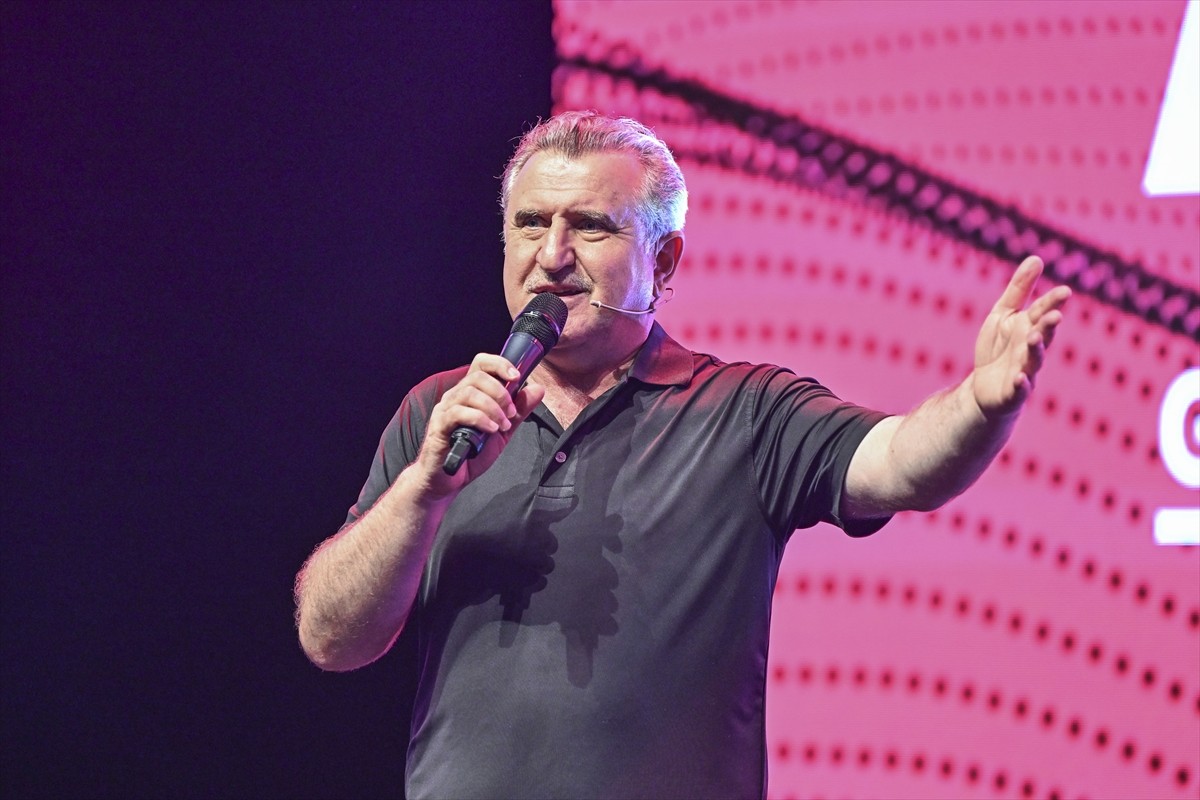 Gençlik ve Spor Bakanı Osman Aşkın Bak, "Önce Öğrenci" isimli üniversite sınavına giren öğrenciler...