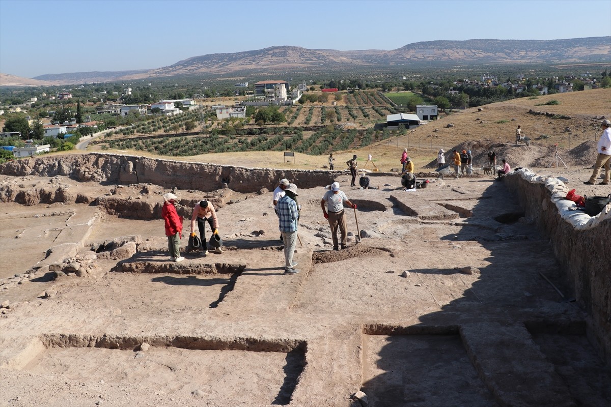 Güneydoğu Anadolu Bölgesi'nin en büyük höyükleri arasında yer alan Kilis'teki Oylum Höyük'te kazı...