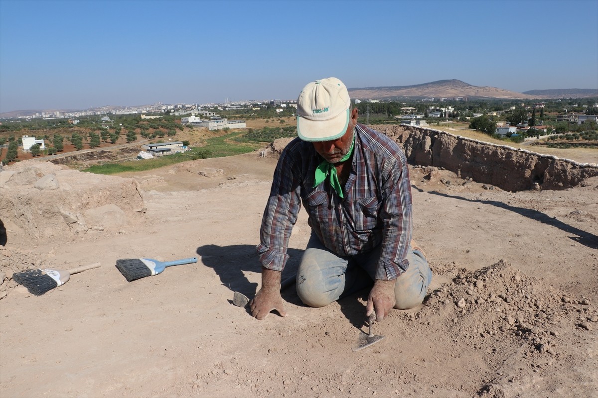 Güneydoğu Anadolu Bölgesi'nin en büyük höyükleri arasında yer alan Kilis'teki Oylum Höyük'te kazı...