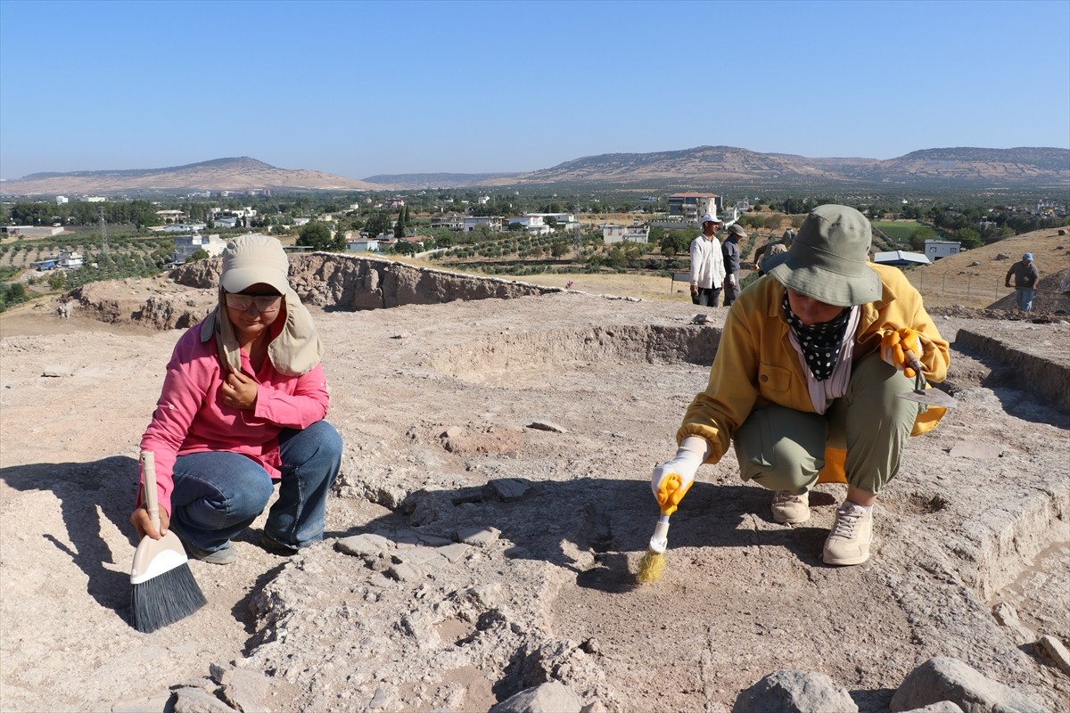 Güneydoğu Anadolu Bölgesi'nin en büyük höyükleri arasında yer alan Kilis'teki Oylum Höyük'te kazı...