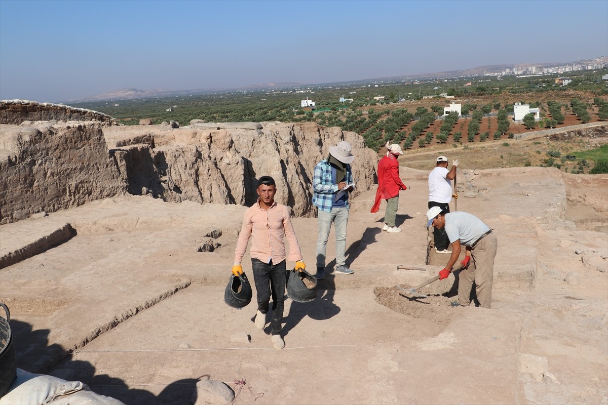 Güneydoğu Anadolu Bölgesi'nin en büyük höyükleri arasında yer alan Kilis'teki Oylum Höyük'te kazı...