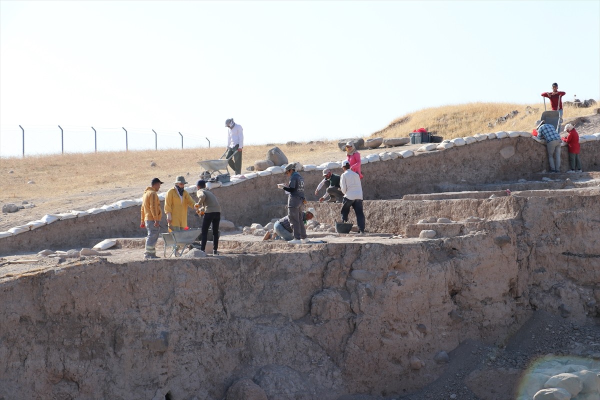 Güneydoğu Anadolu Bölgesi'nin en büyük höyükleri arasında yer alan Kilis'teki Oylum Höyük'te kazı...