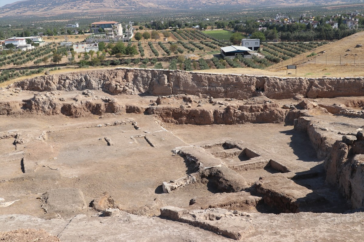 Güneydoğu Anadolu Bölgesi'nin en büyük höyükleri arasında yer alan Kilis'teki Oylum Höyük'te kazı...