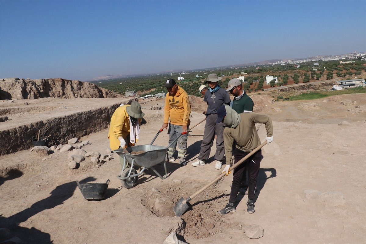 Güneydoğu Anadolu Bölgesi'nin en büyük höyükleri arasında yer alan Kilis'teki Oylum Höyük'te kazı...