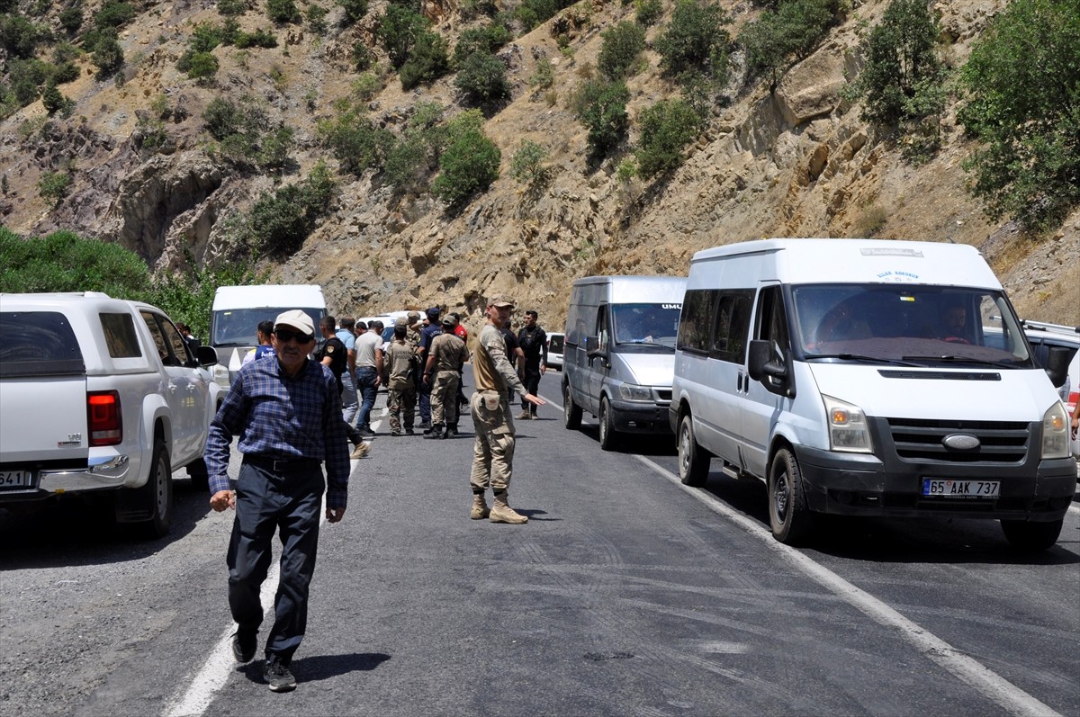 Hakkari'nin Çukurca ilçesinde, Zap Suyu'na düşen güvenlik korucusu boğuldu. Bölgeye sağlık ve...