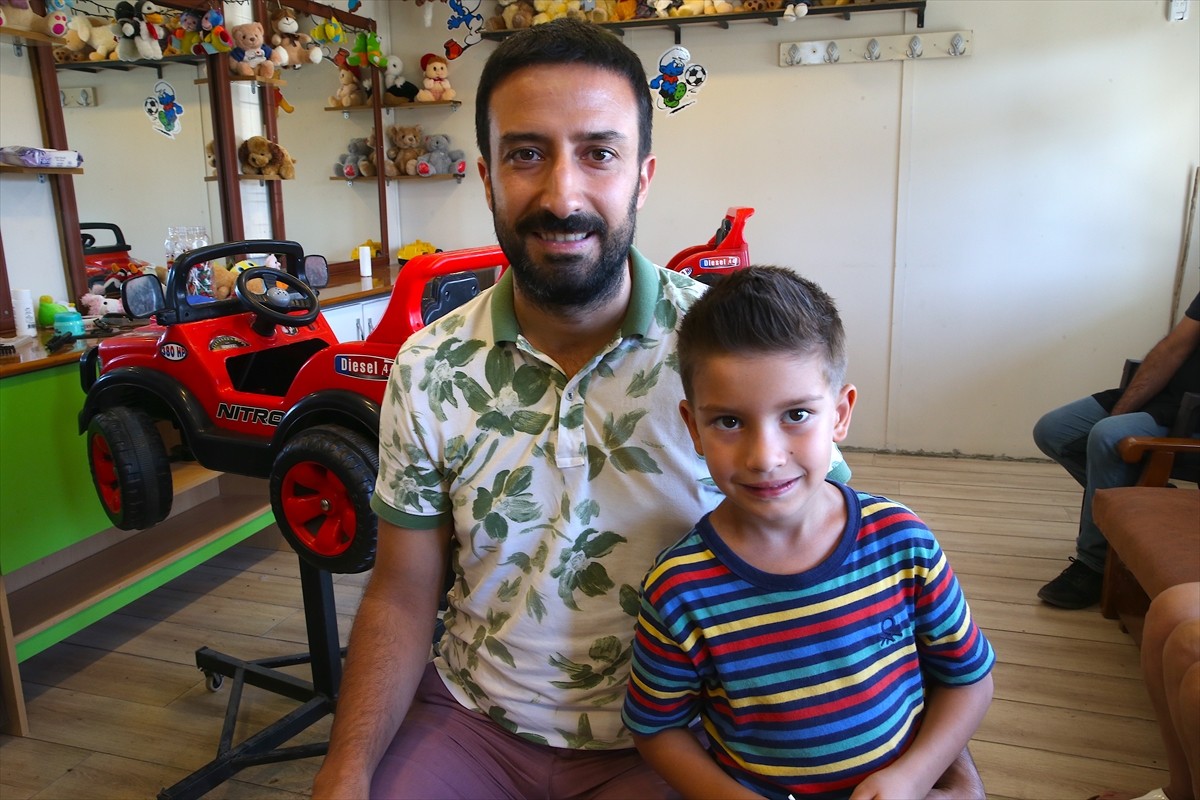 Hatay'daki dükkanı depremde yıkılan çocuk berberi Fikret Demirkol, devlet desteğiyle kavuştuğu...