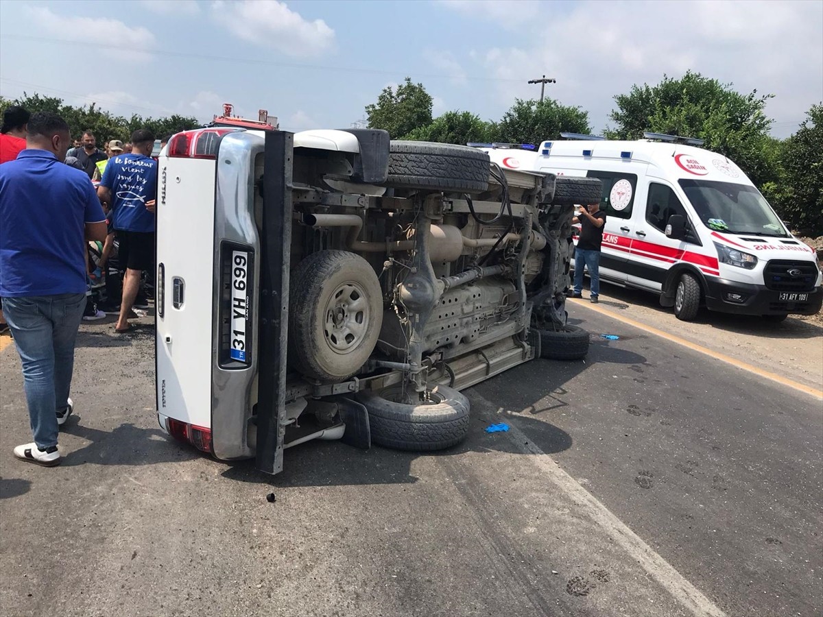 Hatay'ın Erzin ilçesinde devrilen pikaptaki 4 kişi yaralandı.