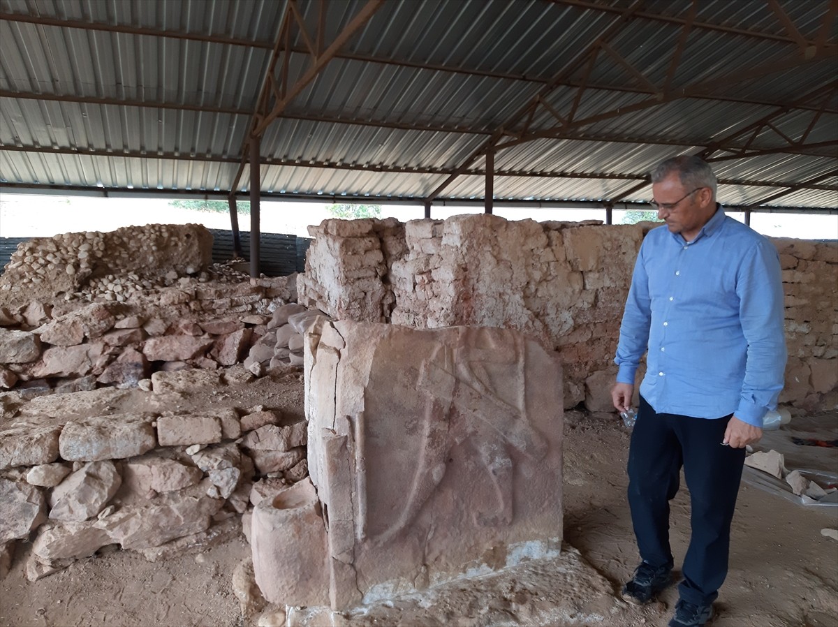 Hitit Üniversitesi'nin arkeoloji, antropoloji ve sanat tarihi bölümlerinden akademisyenler...