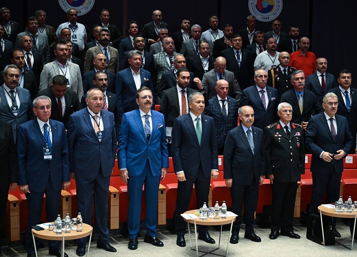 İçişleri Bakanı Ali Yerlikaya (ortada) Türkiye Odalar ve Borsalar Birliği (TOBB) çatısı altındaki...