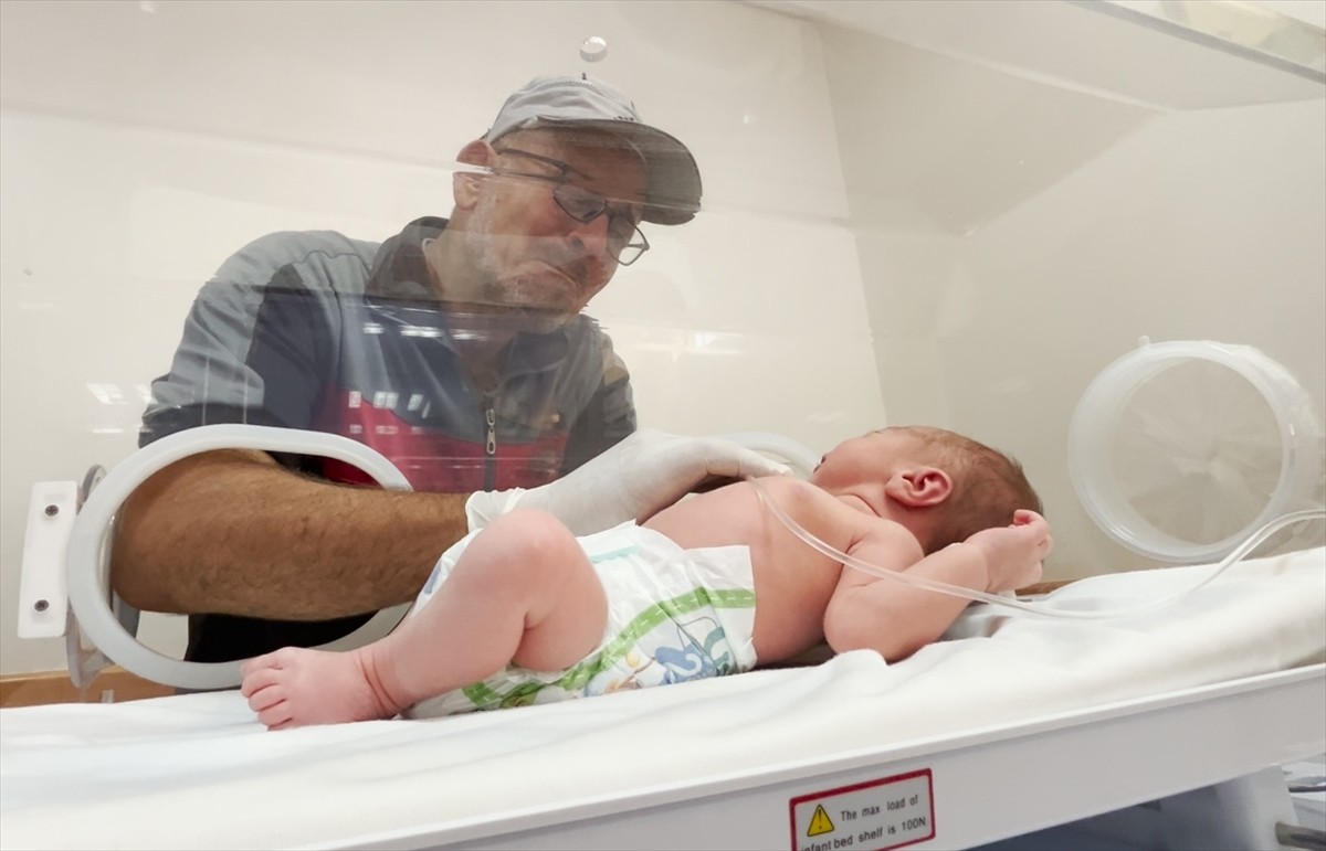 İsrail'in vurduğu Filistinli hamile kadının bebeği, sezaryen operasyonuyla hayata tutundu....