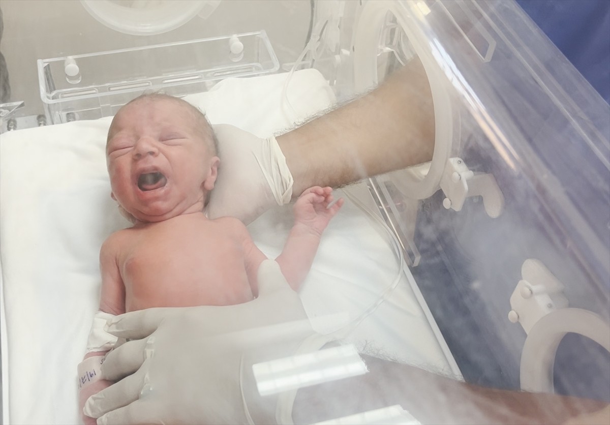 İsrail'in vurduğu Filistinli hamile kadının bebeği, sezaryen operasyonuyla hayata tutundu....