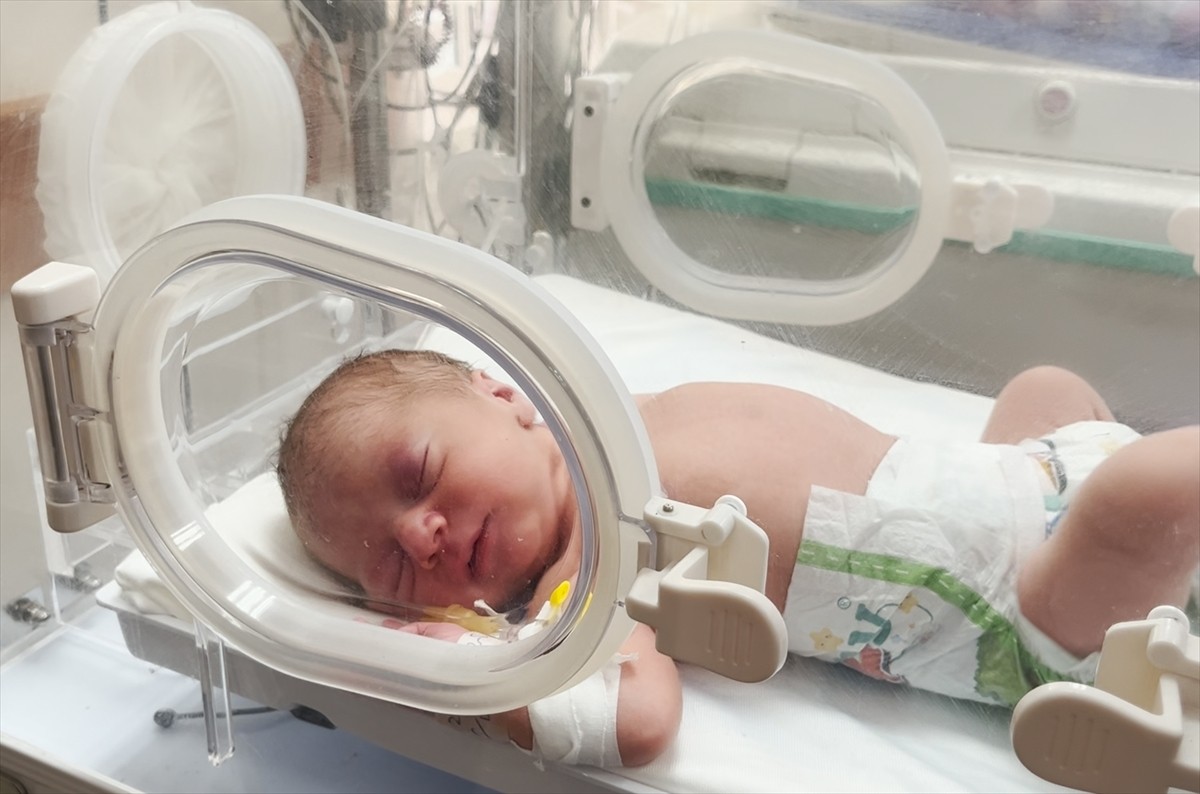 İsrail'in vurduğu Filistinli hamile kadının bebeği, sezaryen operasyonuyla hayata tutundu....