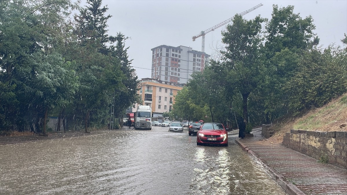İstanbul'da gece başlayan yağmur yağışı bölgesel olarak etkisini sürdürürken trafikte araçlar...
