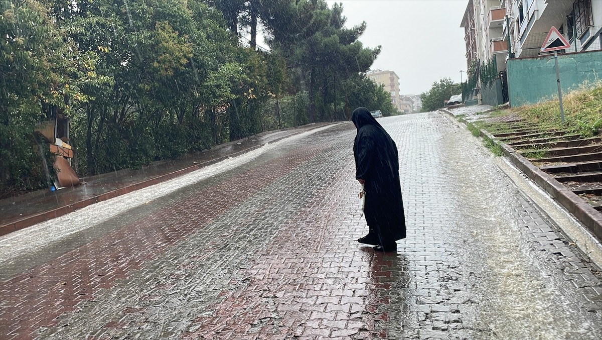 İstanbul'da gece başlayan yağmur yağışı bölgesel olarak etkisini sürdürürken trafikte araçlar...