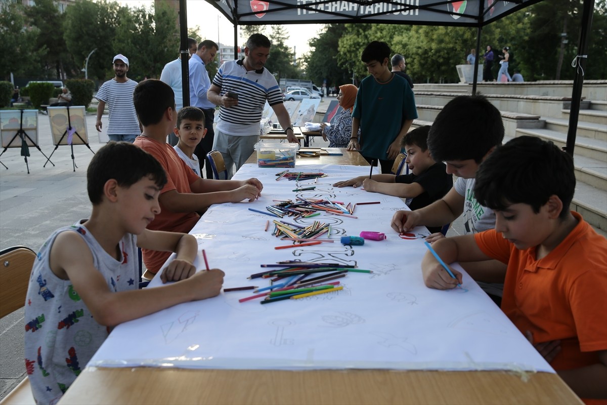 İstanbul'dan yola çıkan Eyüp Güzel ve kızı Şüheda Güzel, İsrail'in Gazze'ye yönelik saldırılarına...