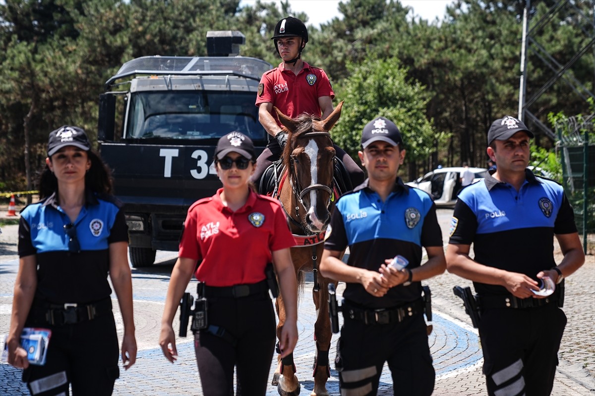 İstanbul Emniyet Müdürlüğüne bağlı ekipler, orman yangınlarıyla mücadele kapsamında Sultangazi'de...