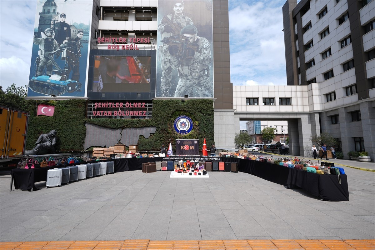 İstanbul Kaçakçılık Suçlarıyla Mücadele Şube Müdürlüğü ekiplerince düzenlenen operasyonda, yurda...