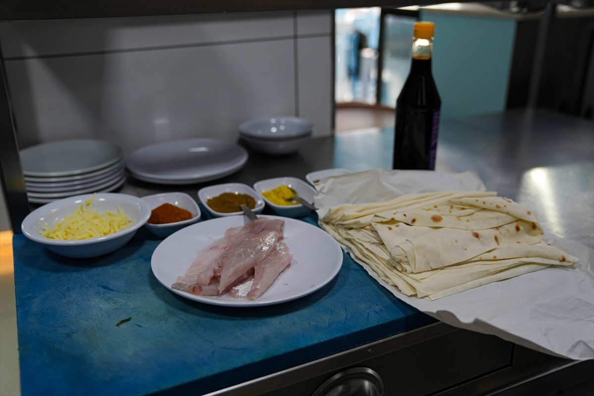 İzmir'de bir balık restoranı, kentte "gevrek" olarak tabir edilen simitten esinlenip levrek...