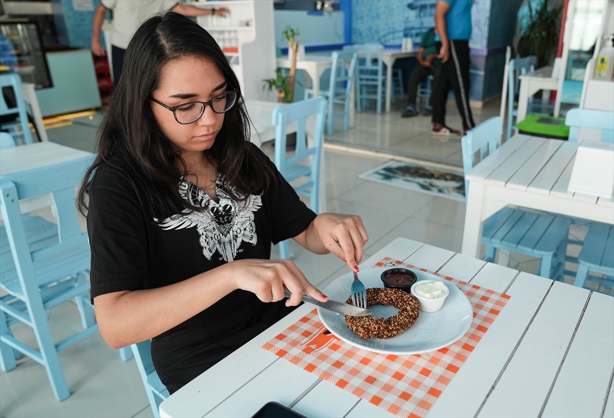 İzmir'de bir balık restoranı, kentte "gevrek" olarak tabir edilen simitten esinlenip levrek...