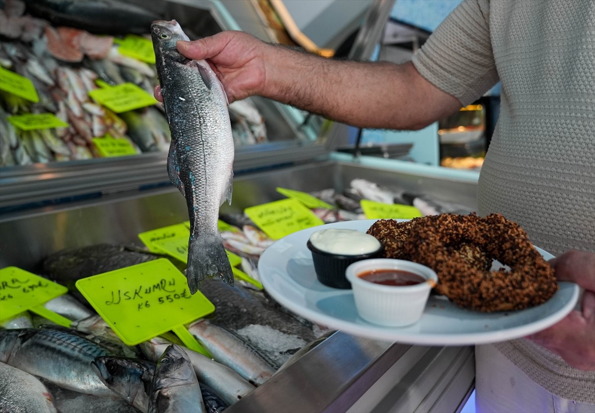 İzmir'de bir balık restoranı, kentte "gevrek" olarak tabir edilen simitten esinlenip levrek...