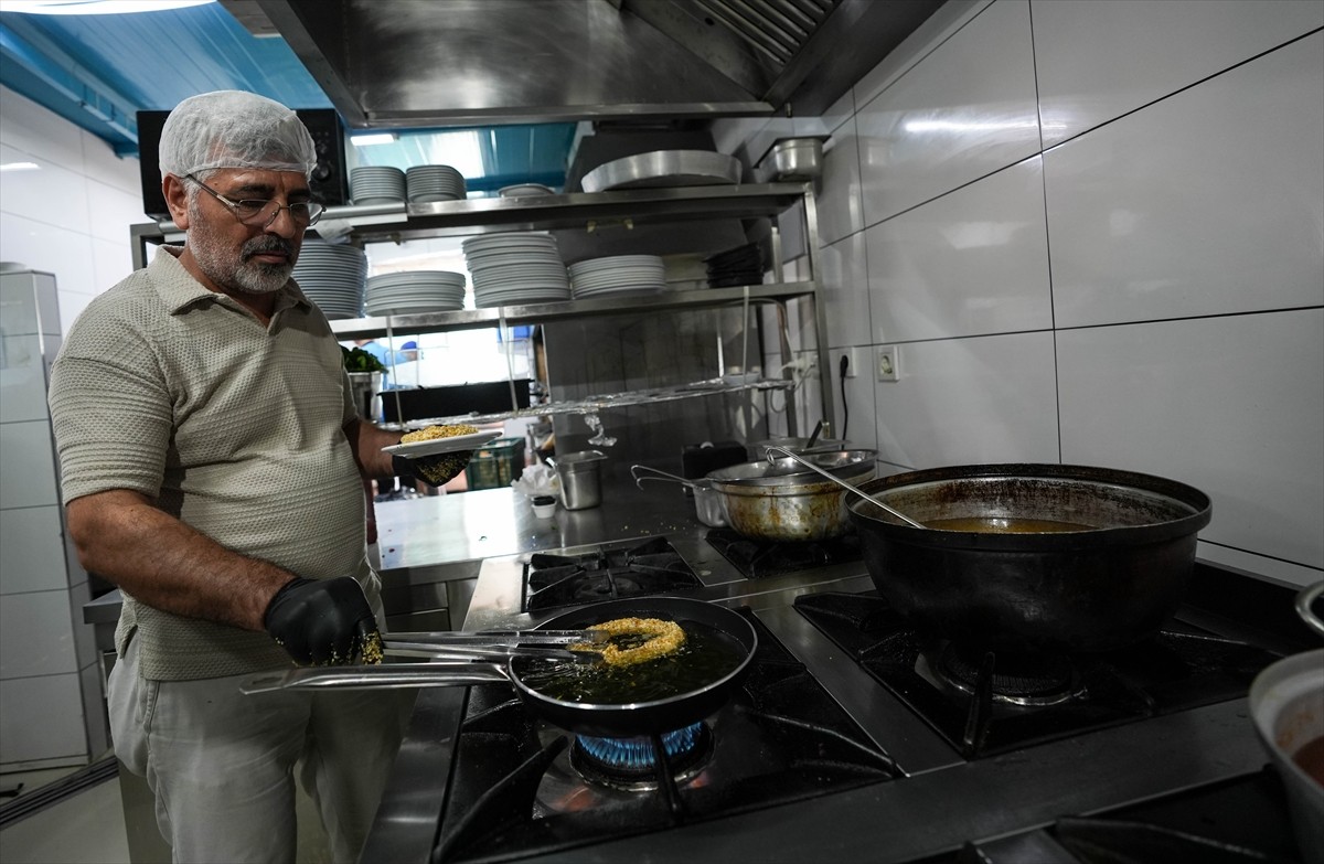 İzmir'de bir balık restoranı, kentte "gevrek" olarak tabir edilen simitten esinlenip levrek...