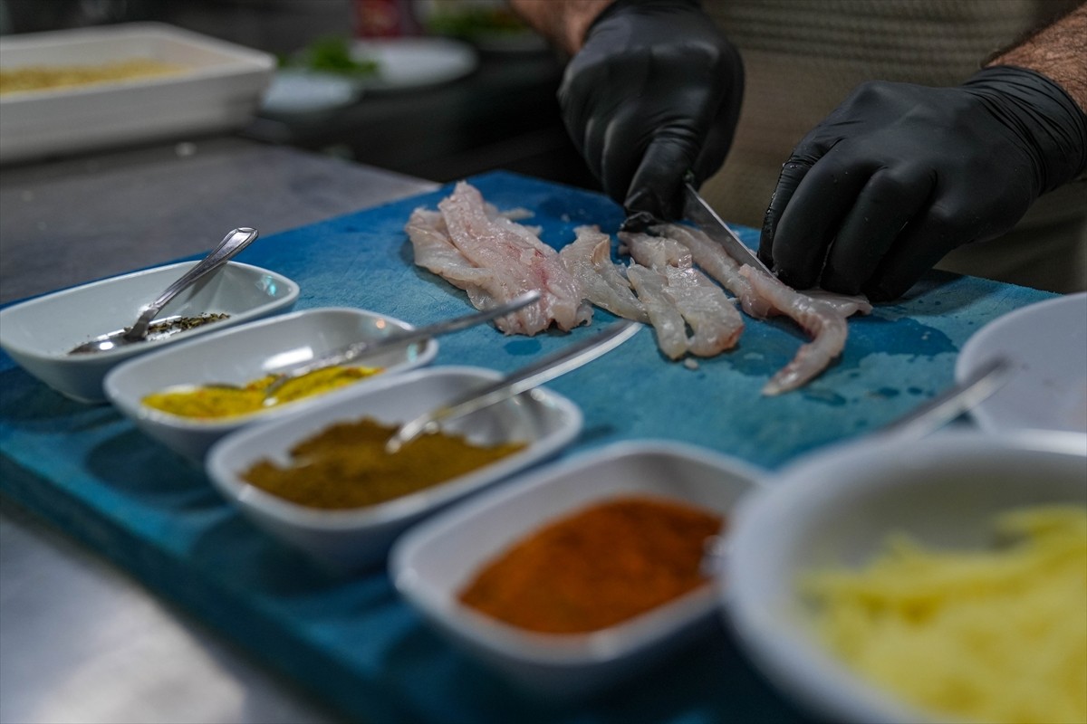 İzmir'de bir balık restoranı, kentte "gevrek" olarak tabir edilen simitten esinlenip levrek...