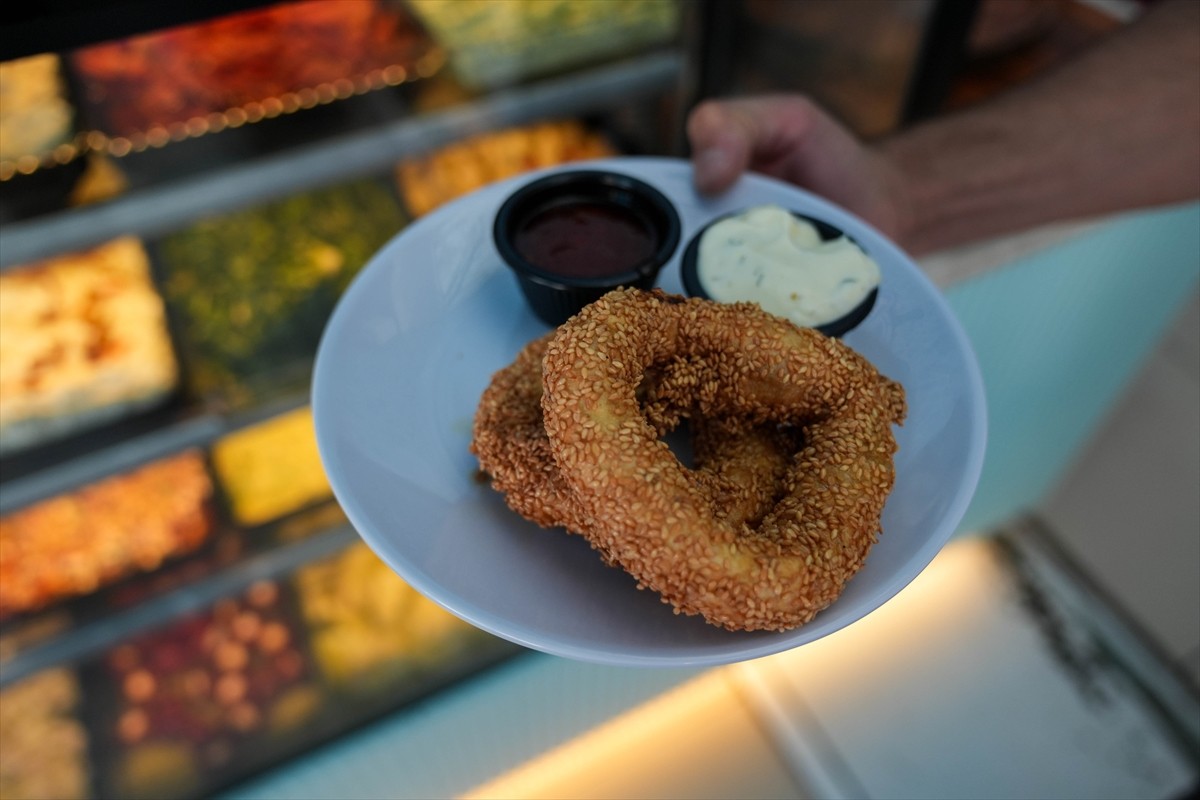 İzmir'de bir balık restoranı, kentte "gevrek" olarak tabir edilen simitten esinlenip levrek...