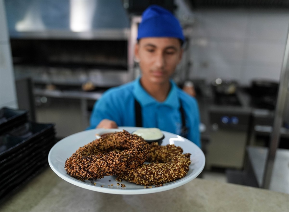 İzmir'de bir balık restoranı, kentte "gevrek" olarak tabir edilen simitten esinlenip levrek...
