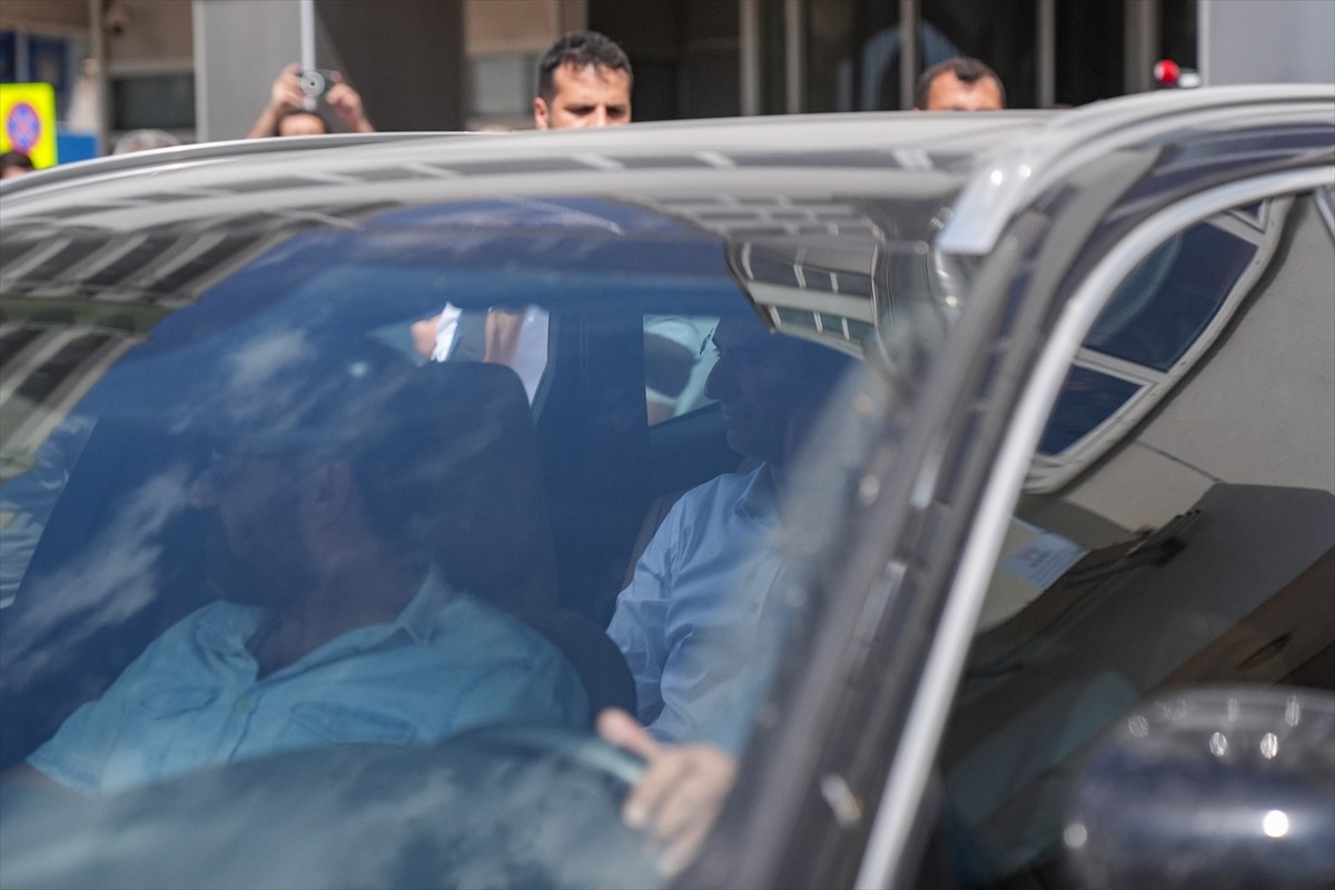 İzmir'in Konak ilçesinde sağanaktan korunmaya çalışırken elektrik akımına kapılan 2 kişinin...