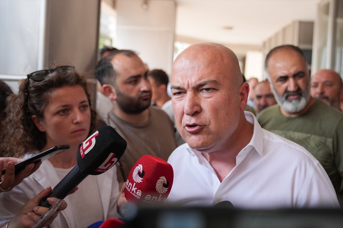 İzmir'in Konak ilçesinde sağanaktan korunmaya çalışırken elektrik akımına kapılan 2 kişinin...