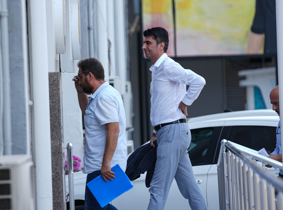 İzmir'in Konak ilçesinde sağanaktan korunmaya çalışırken elektrik akımına kapılan 2 kişinin...