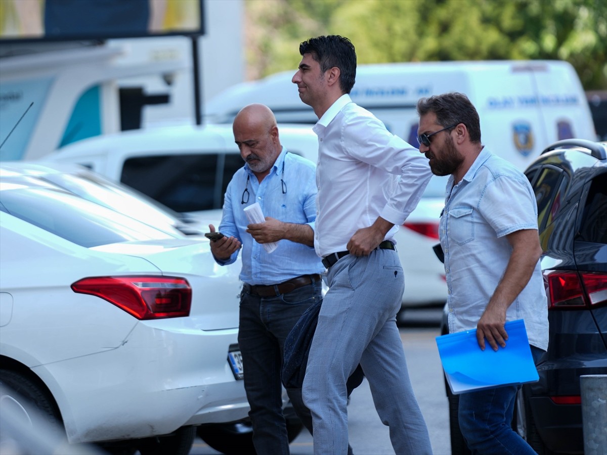 İzmir'in Konak ilçesinde sağanaktan korunmaya çalışırken elektrik akımına kapılan 2 kişinin...