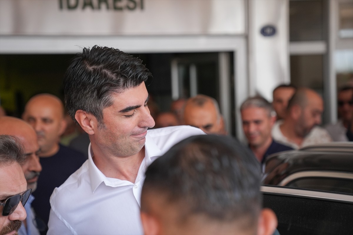 İzmir'in Konak ilçesinde sağanaktan korunmaya çalışırken elektrik akımına kapılan 2 kişinin...