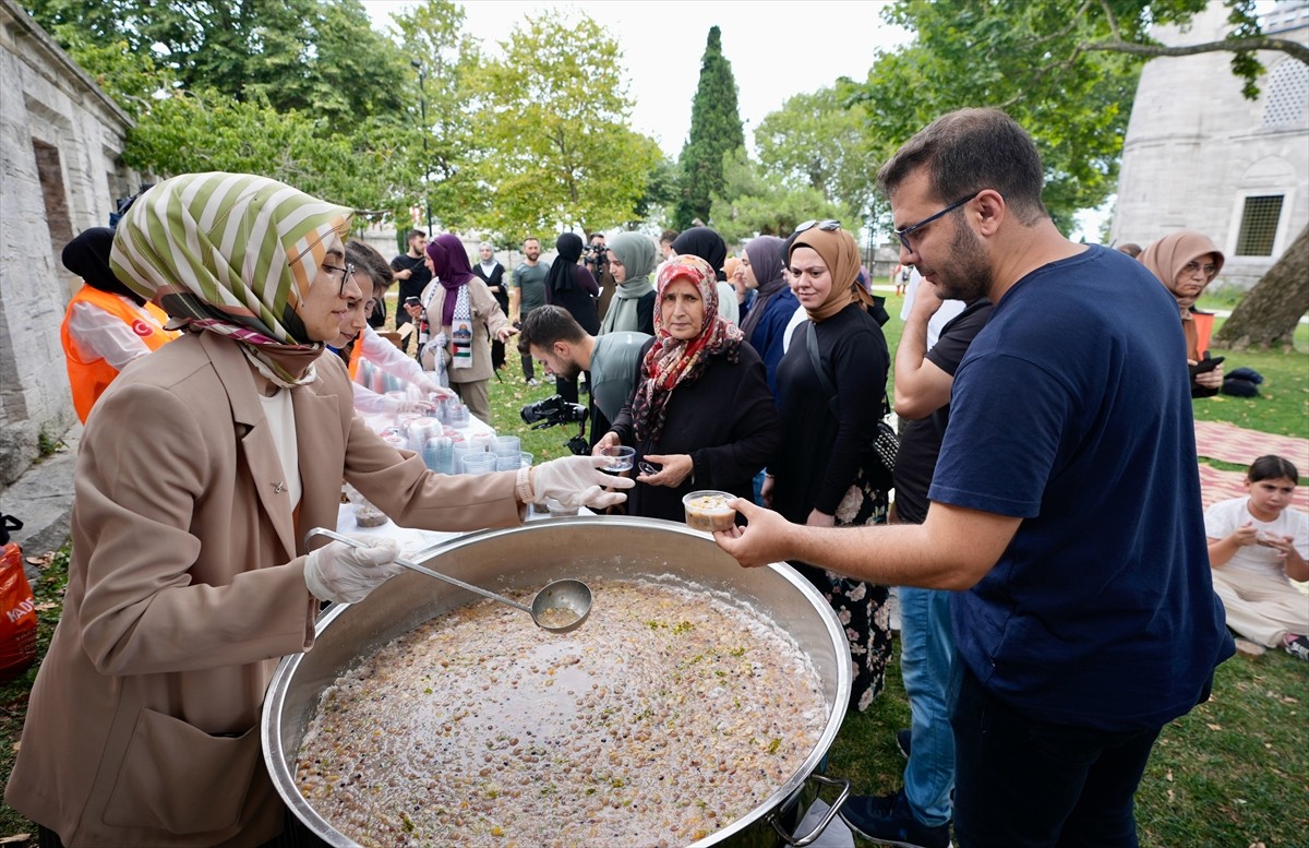 Kadın ve Demokrasi Vakfının (KADEM) gençlik oluşumu Genç KADEM tarafından Süleymaniye Camisi'nin...