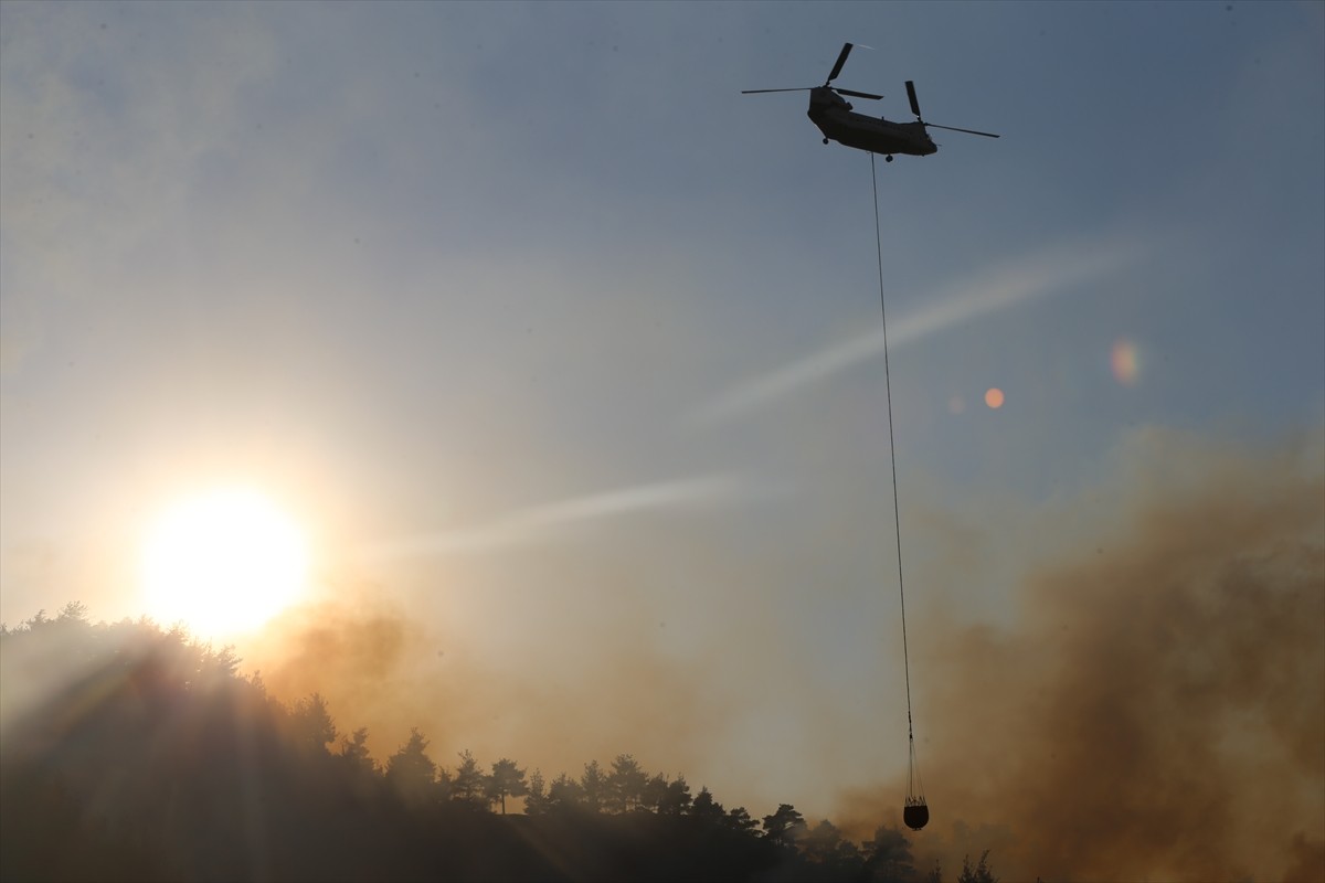 Kahramanmaraş'ın Onikişubat ilçesinde çıkan orman yangınına ekiplerce havadan ve karadan müdahale...